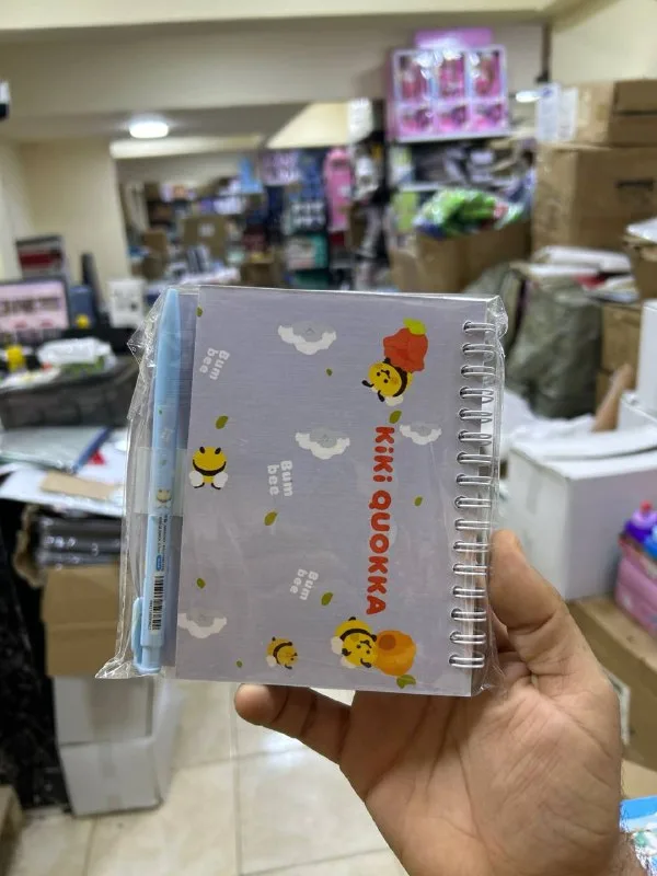 صورة 2 — نوتة A6 - ياسين + قلم kiki Quokka