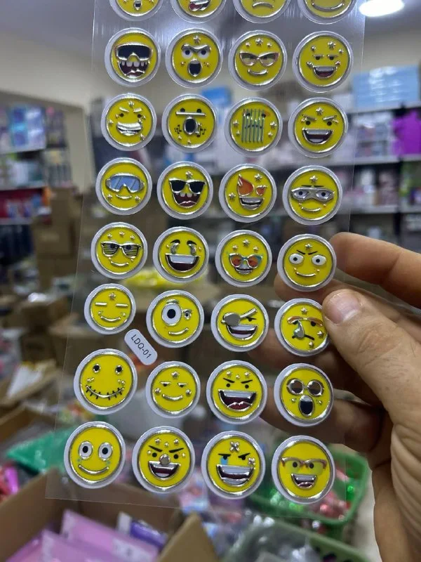 صورة 3 — ورقة استكير اسمايل بارز LDQ